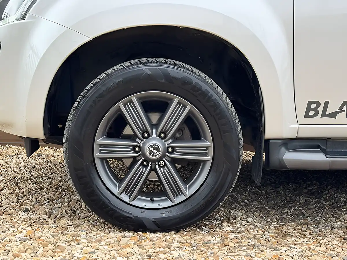 Used 2017 Isuzu D-Max Blade White - Interior and Exterior details 12
