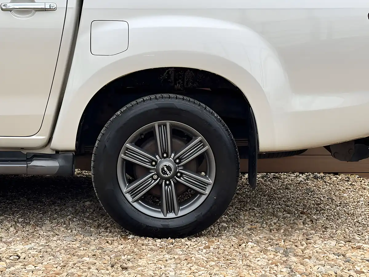Used 2017 Isuzu D-Max Blade White - Interior and Exterior details 14