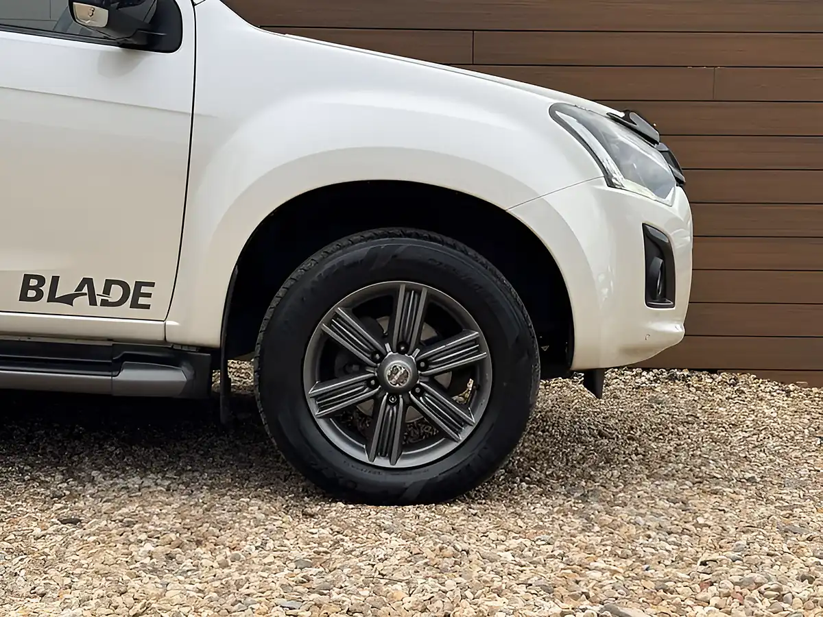 Used 2017 Isuzu D-Max Blade White - Interior and Exterior details 9