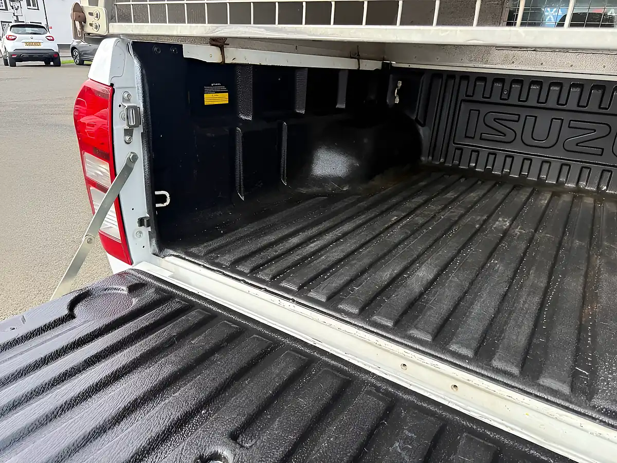 Used 2017 Isuzu D-Max Pickup White - Interior and Exterior details 10