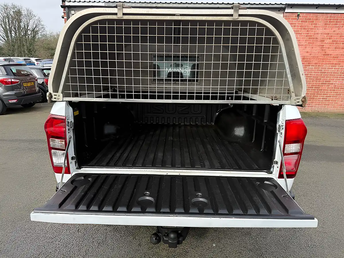 Used 2017 Isuzu D-Max Pickup White - Interior and Exterior details 9