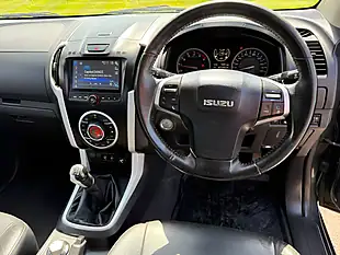 Used 2017 Isuzu D-Max Utah Green - Interior and Exterior details 10