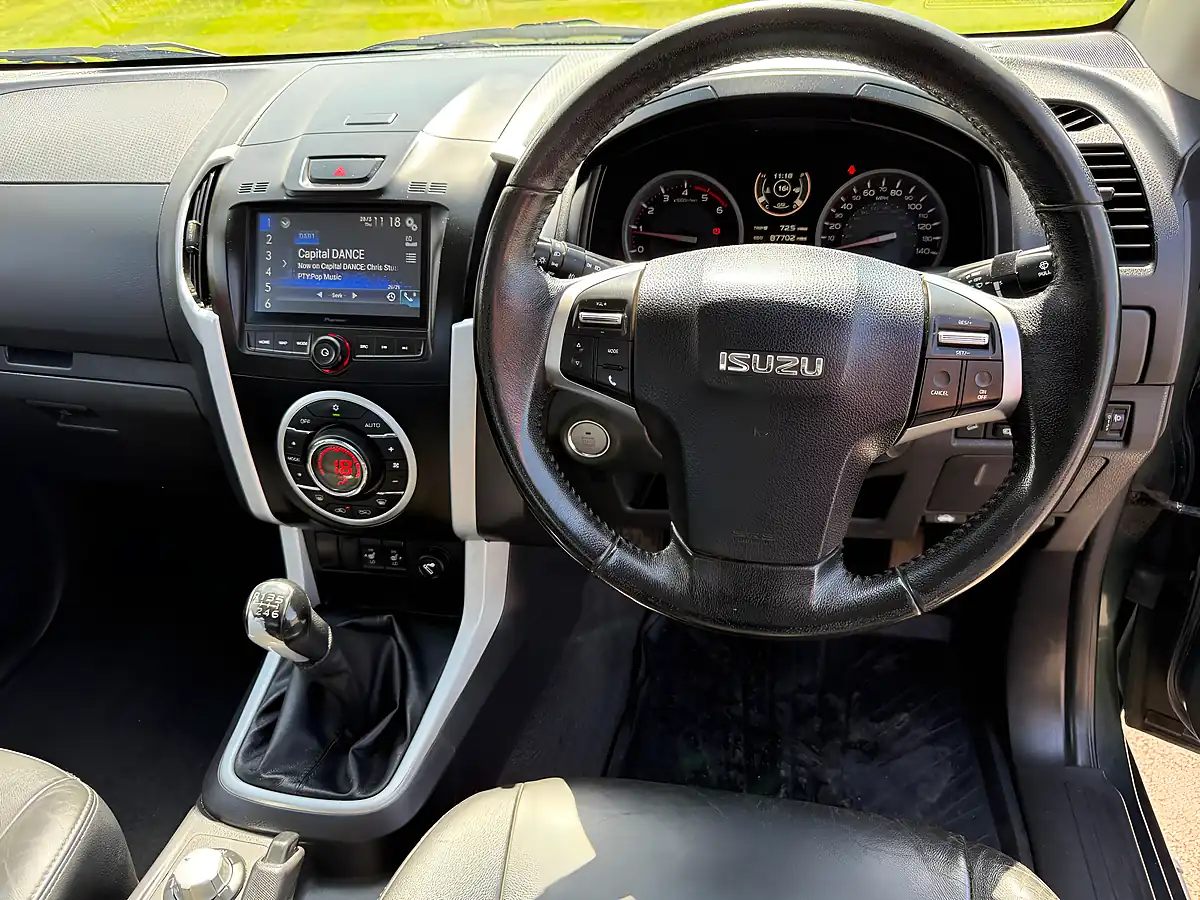 Used 2017 Isuzu D-Max Utah Green - Interior and Exterior details 10