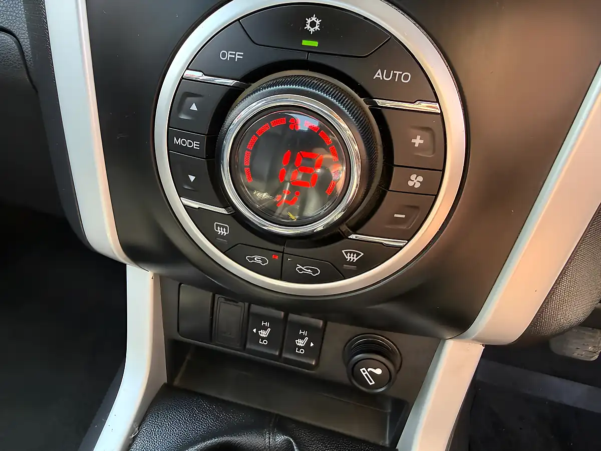 Used 2017 Isuzu D-Max Utah Green - Interior and Exterior details 13