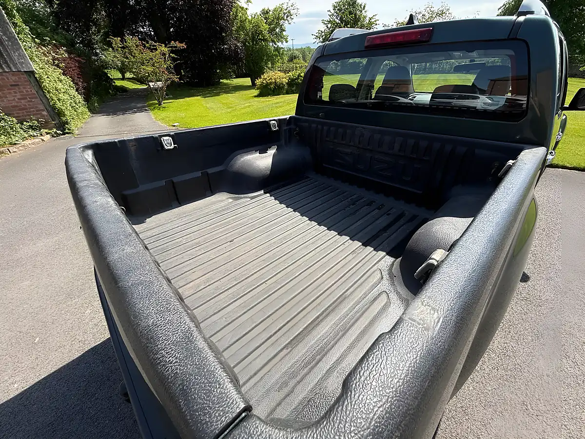 Used 2017 Isuzu D-Max Utah Green - Interior and Exterior details 19