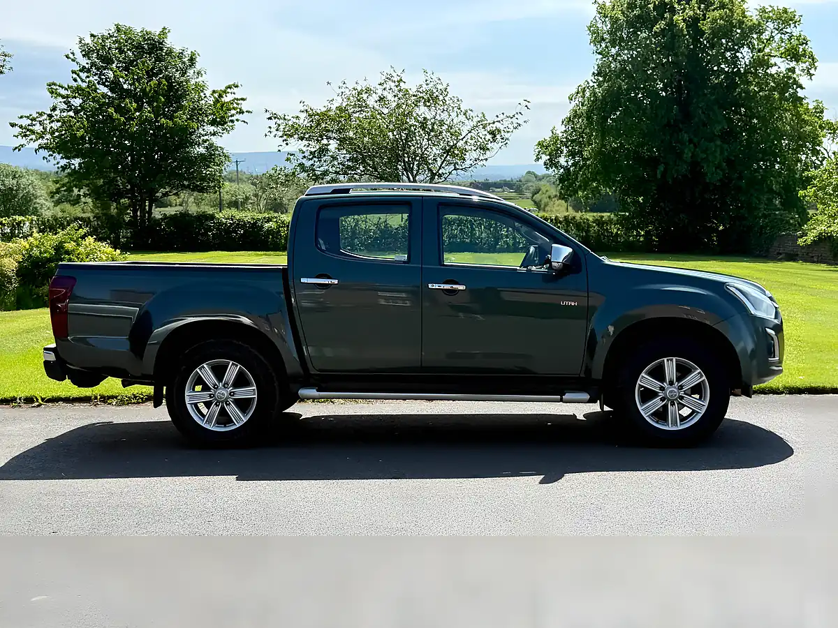 Used 2017 Isuzu D-Max Utah Green - Interior and Exterior details 3