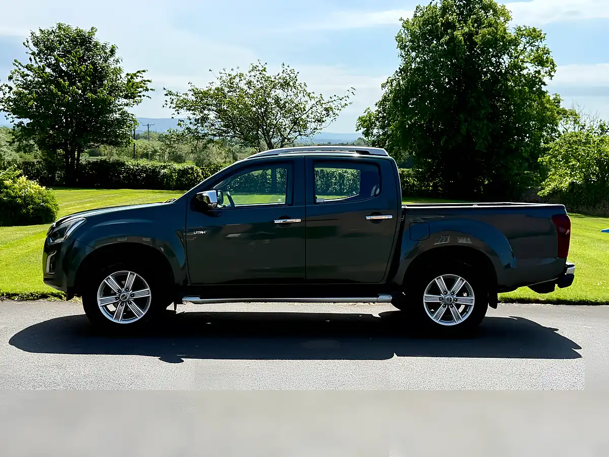 Used 2017 Isuzu D-Max Utah Green - Interior and Exterior details 4