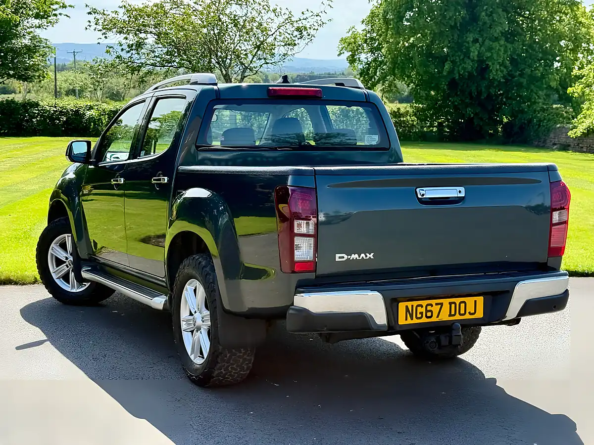 Used 2017 Isuzu D-Max Utah Green - Interior and Exterior details 5