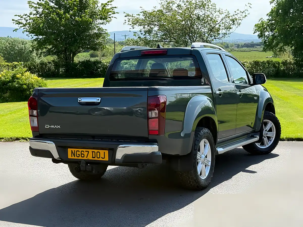 Used 2017 Isuzu D-Max Utah Green - Interior and Exterior details 7