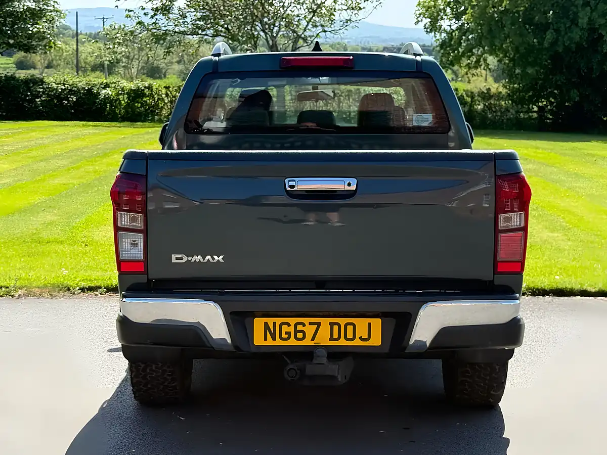 Used 2017 Isuzu D-Max Utah Green - Interior and Exterior details 8