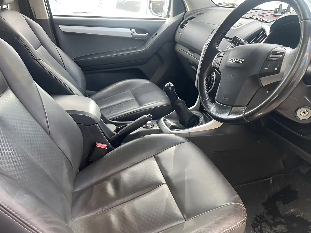 Used 2017 Isuzu D-Max Utah Huntsman Silver - Interior and Exterior details 11