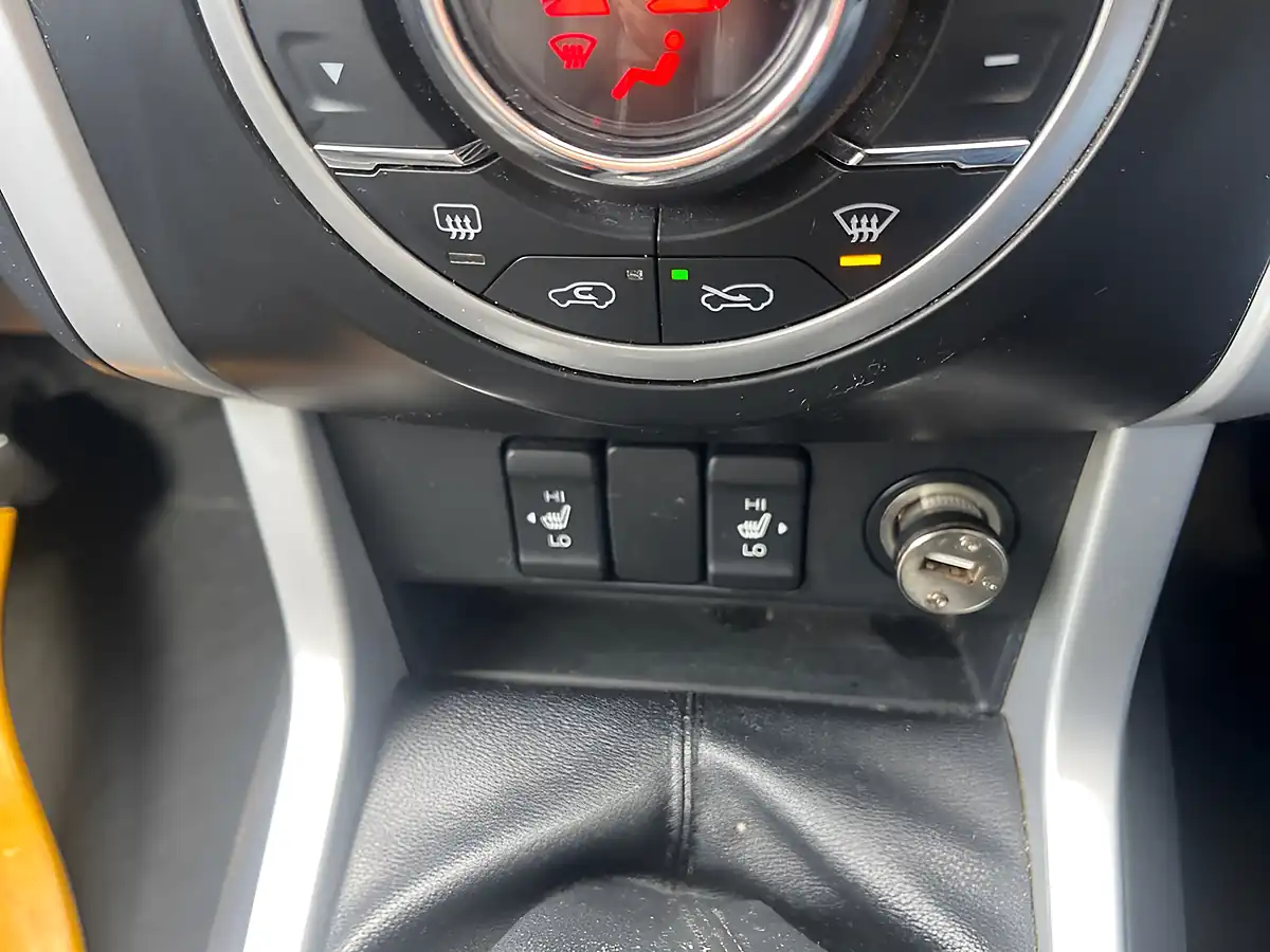Used 2017 Isuzu D-Max Utah Huntsman Silver - Interior and Exterior details 14