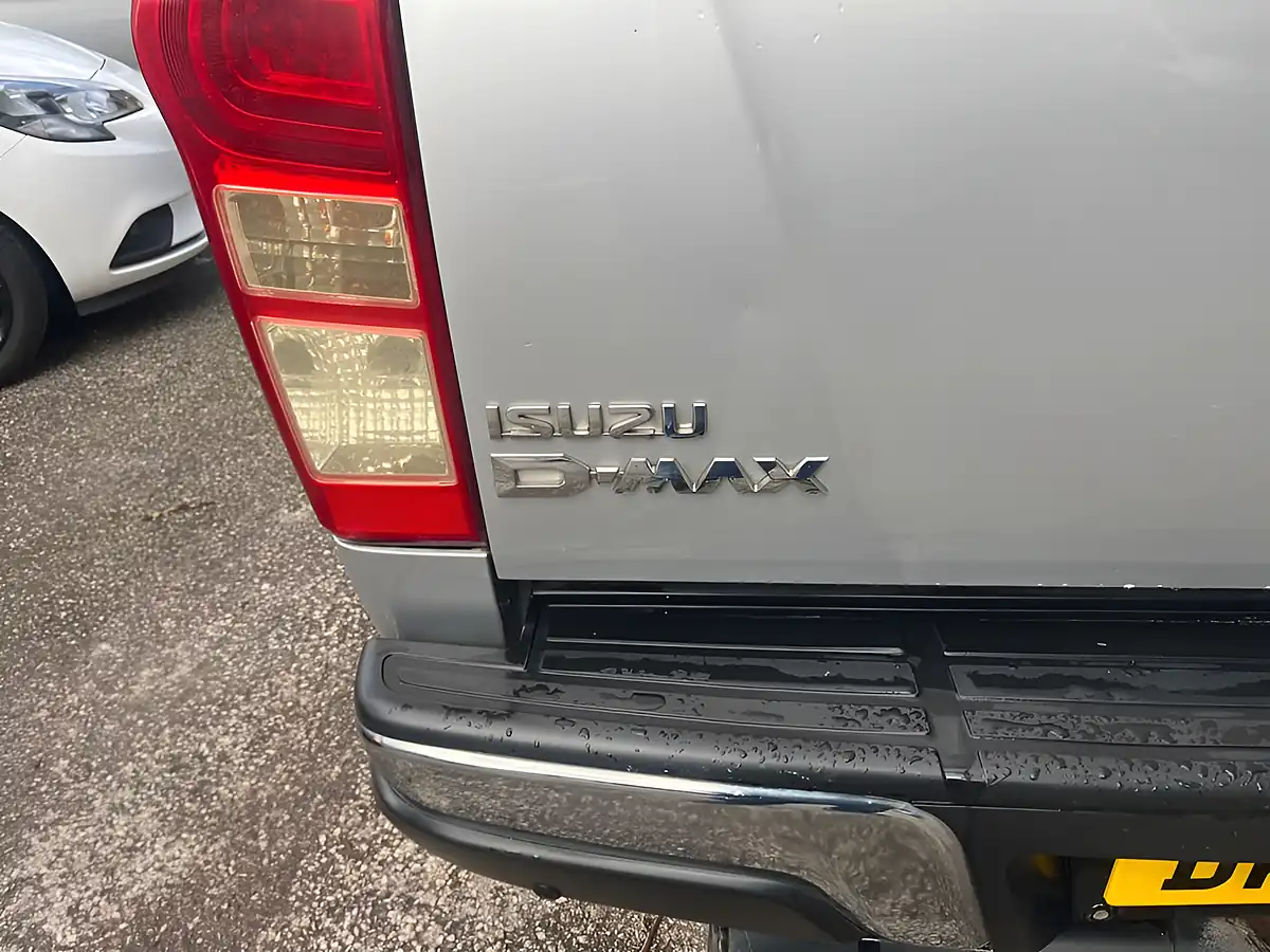 Used 2017 Isuzu D-Max Utah Huntsman Silver - Interior and Exterior details 5