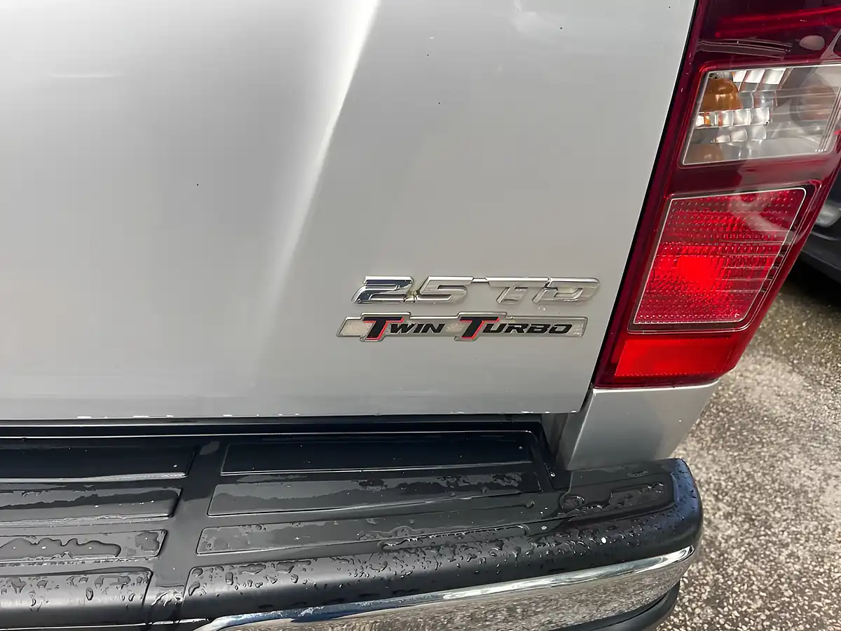 Used 2017 Isuzu D-Max Utah Huntsman Silver - Interior and Exterior details 6