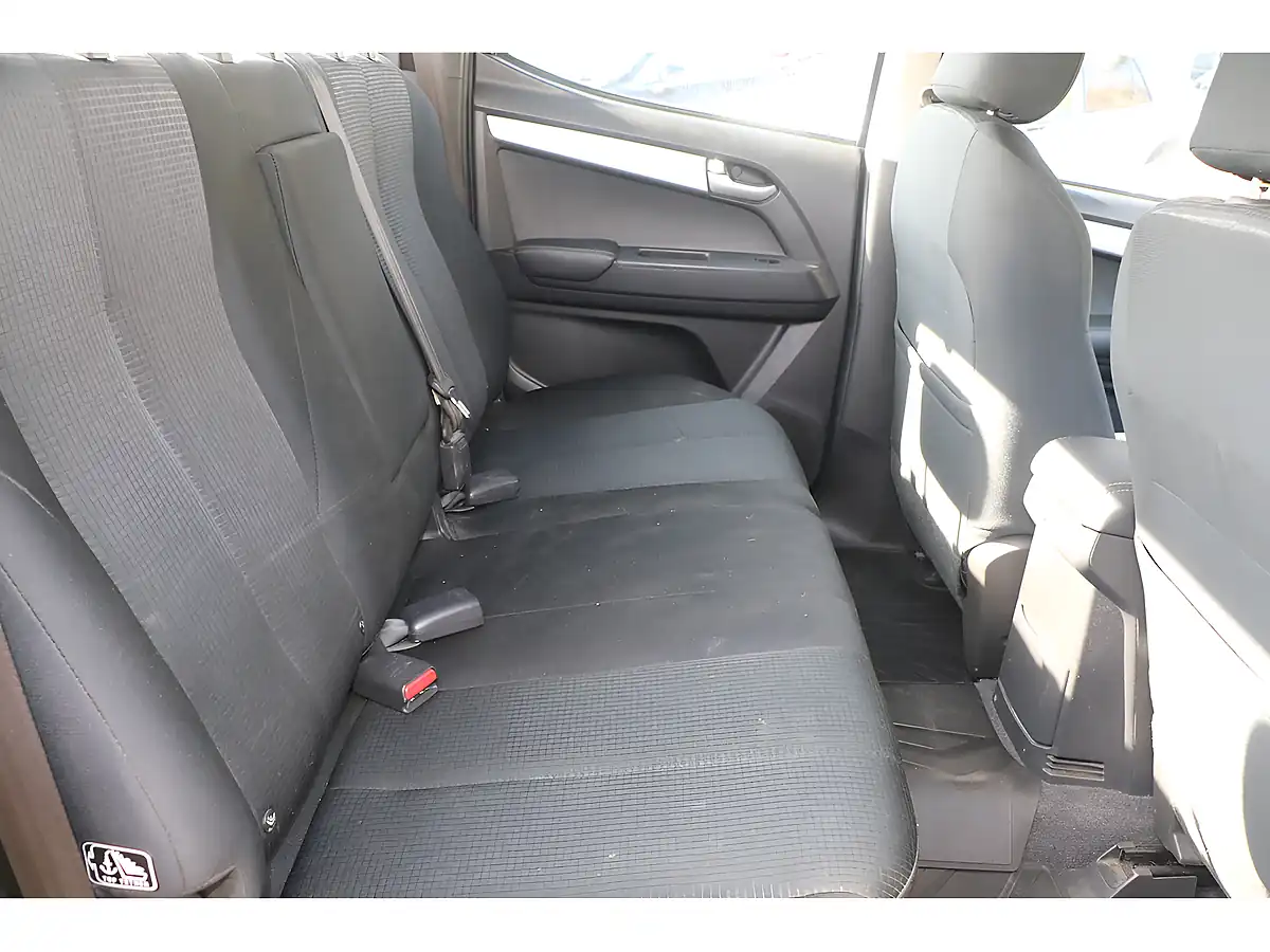 Used 2017 Isuzu D-Max Yukon Nautilus Blue - Interior and Exterior details 13