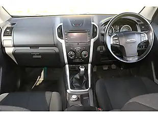 Used 2017 Isuzu D-Max Yukon Nautilus Blue - Interior and Exterior details 14