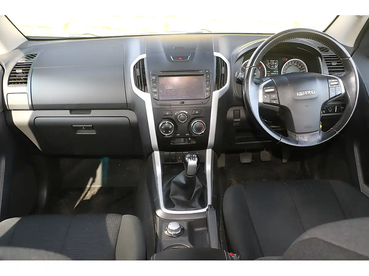 Used 2017 Isuzu D-Max Yukon Nautilus Blue - Interior and Exterior details 14