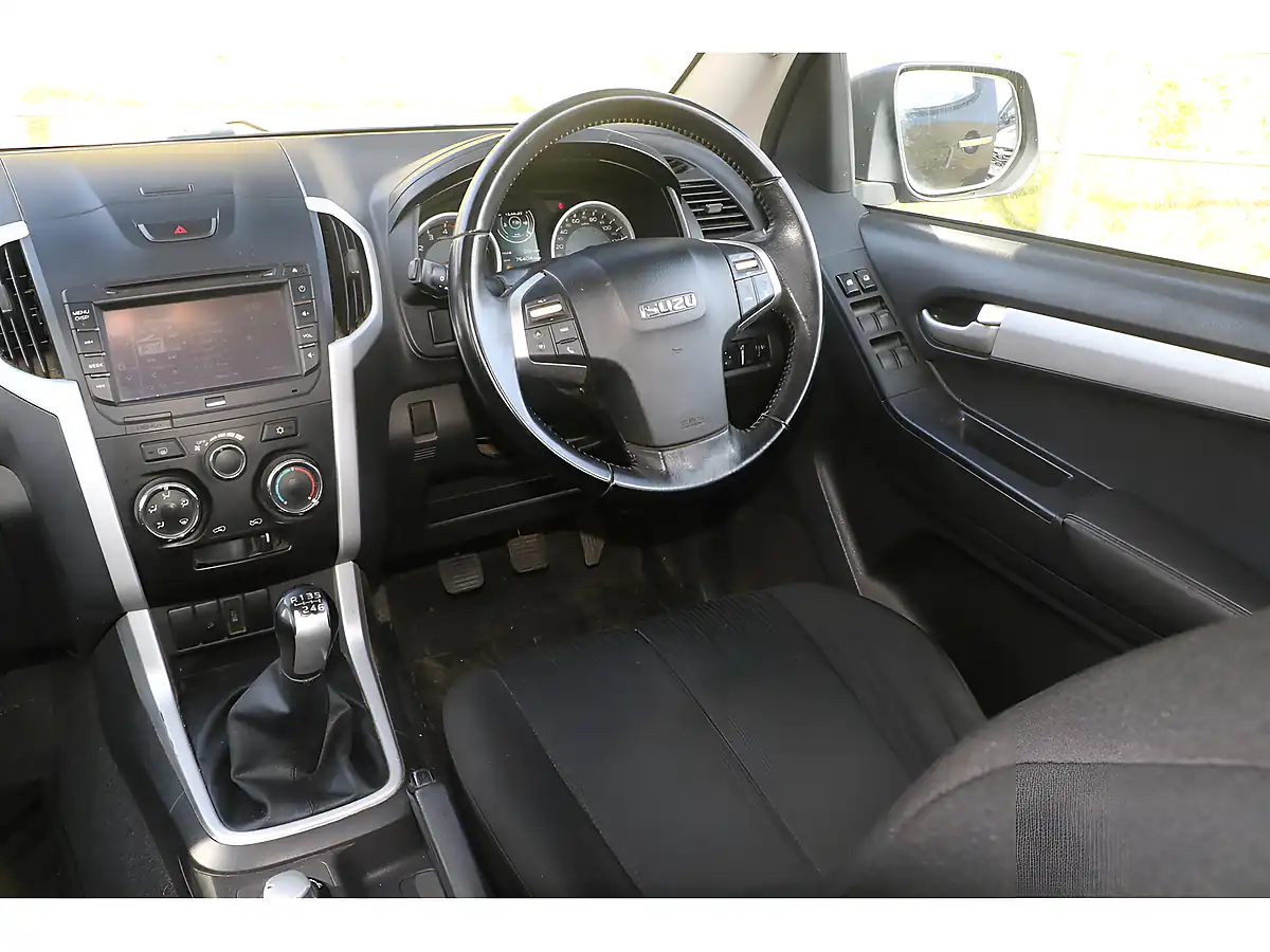Used 2017 Isuzu D-Max Yukon Nautilus Blue - Interior and Exterior details 15