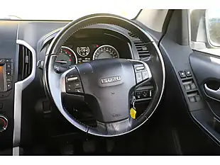 Used 2017 Isuzu D-Max Yukon Nautilus Blue - Interior and Exterior details 16