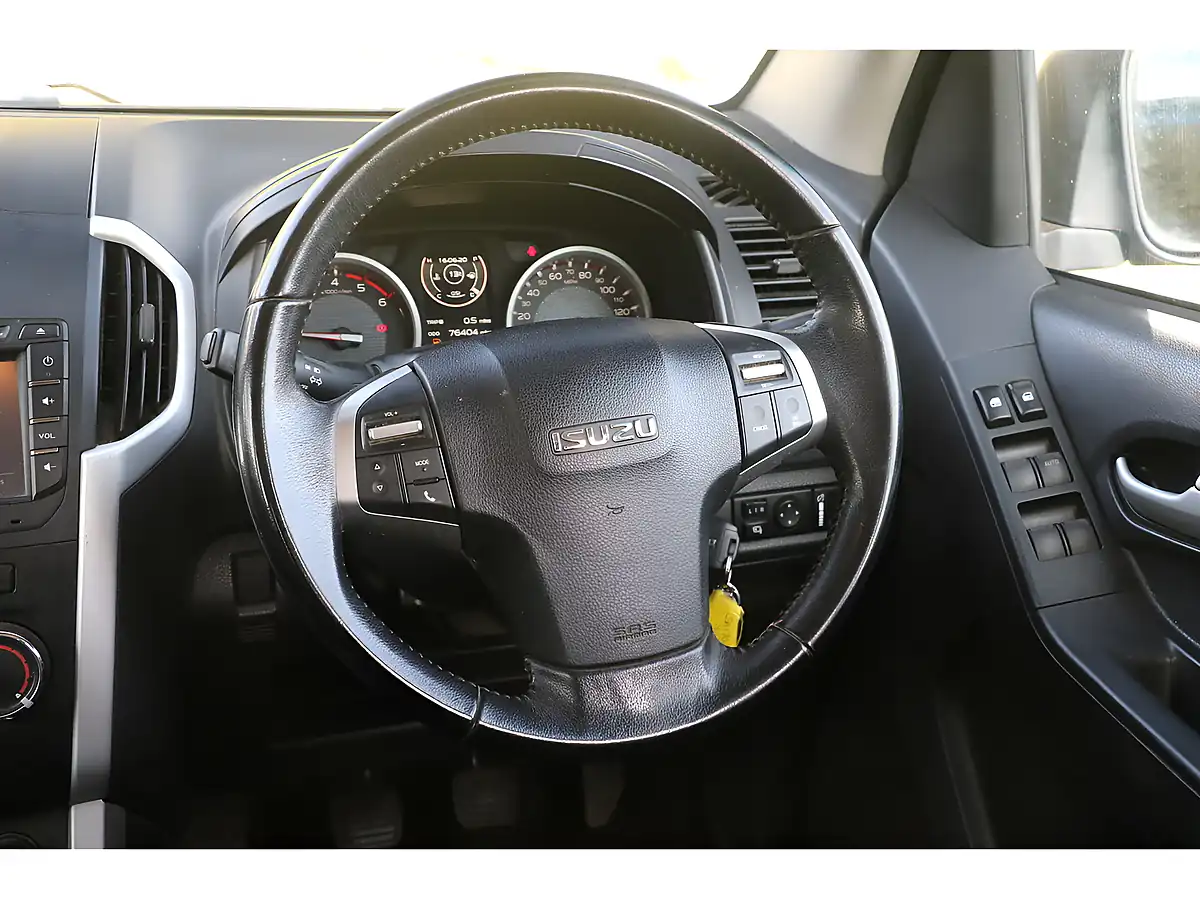 Used 2017 Isuzu D-Max Yukon Nautilus Blue - Interior and Exterior details 16