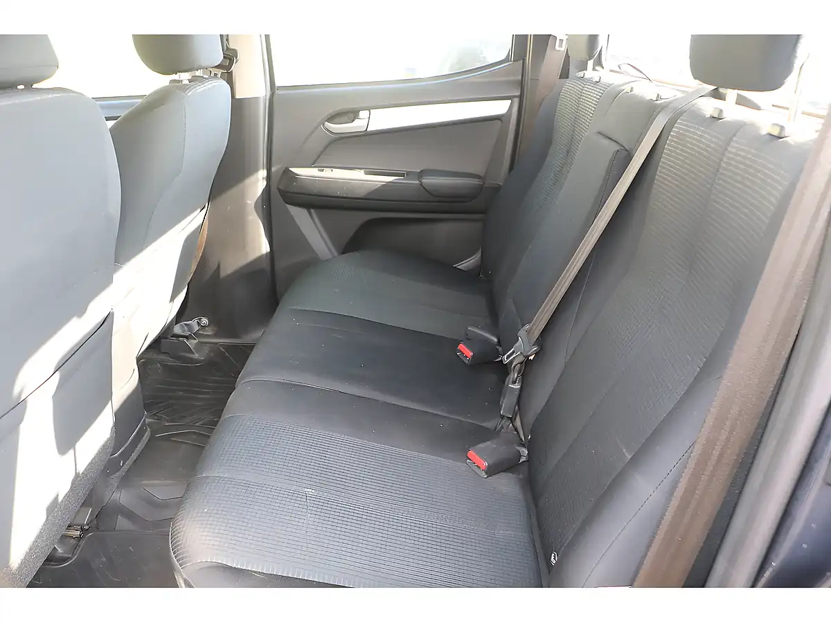 Used 2017 Isuzu D-Max Yukon Nautilus Blue - Interior and Exterior details 17