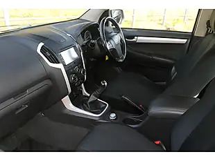 Used 2017 Isuzu D-Max Yukon Nautilus Blue - Interior and Exterior details 18
