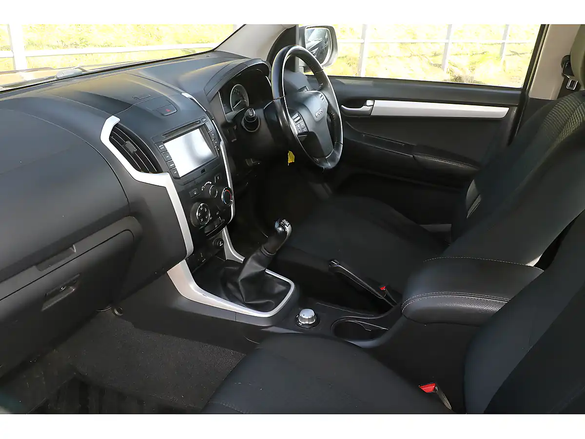 Used 2017 Isuzu D-Max Yukon Nautilus Blue - Interior and Exterior details 18