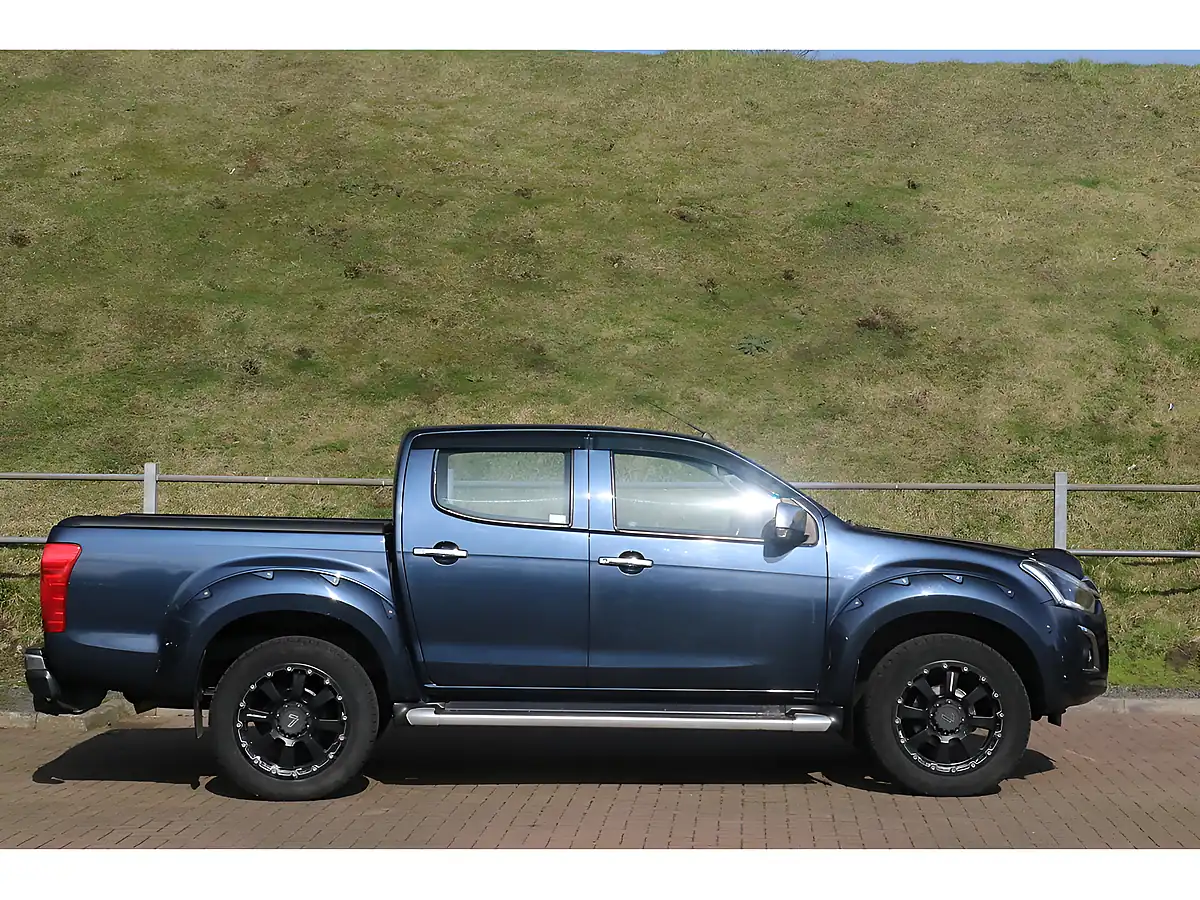 Used 2017 Isuzu D-Max Yukon Nautilus Blue - Interior and Exterior details 2