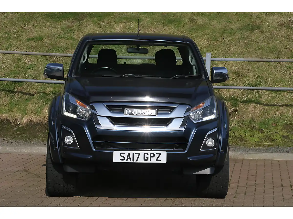 Used 2017 Isuzu D-Max Yukon Nautilus Blue - Interior and Exterior details 3