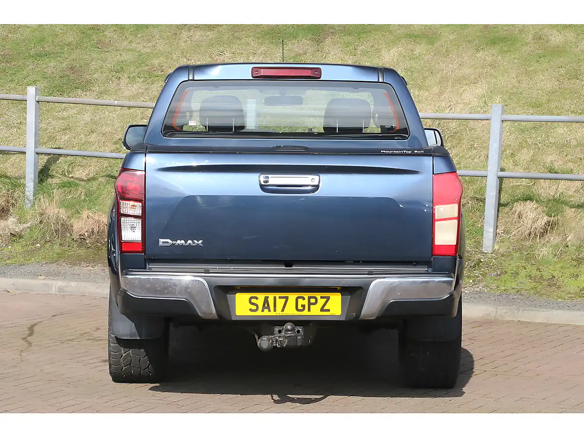 Used 2017 Isuzu D-Max Yukon Nautilus Blue - Interior and Exterior details 4