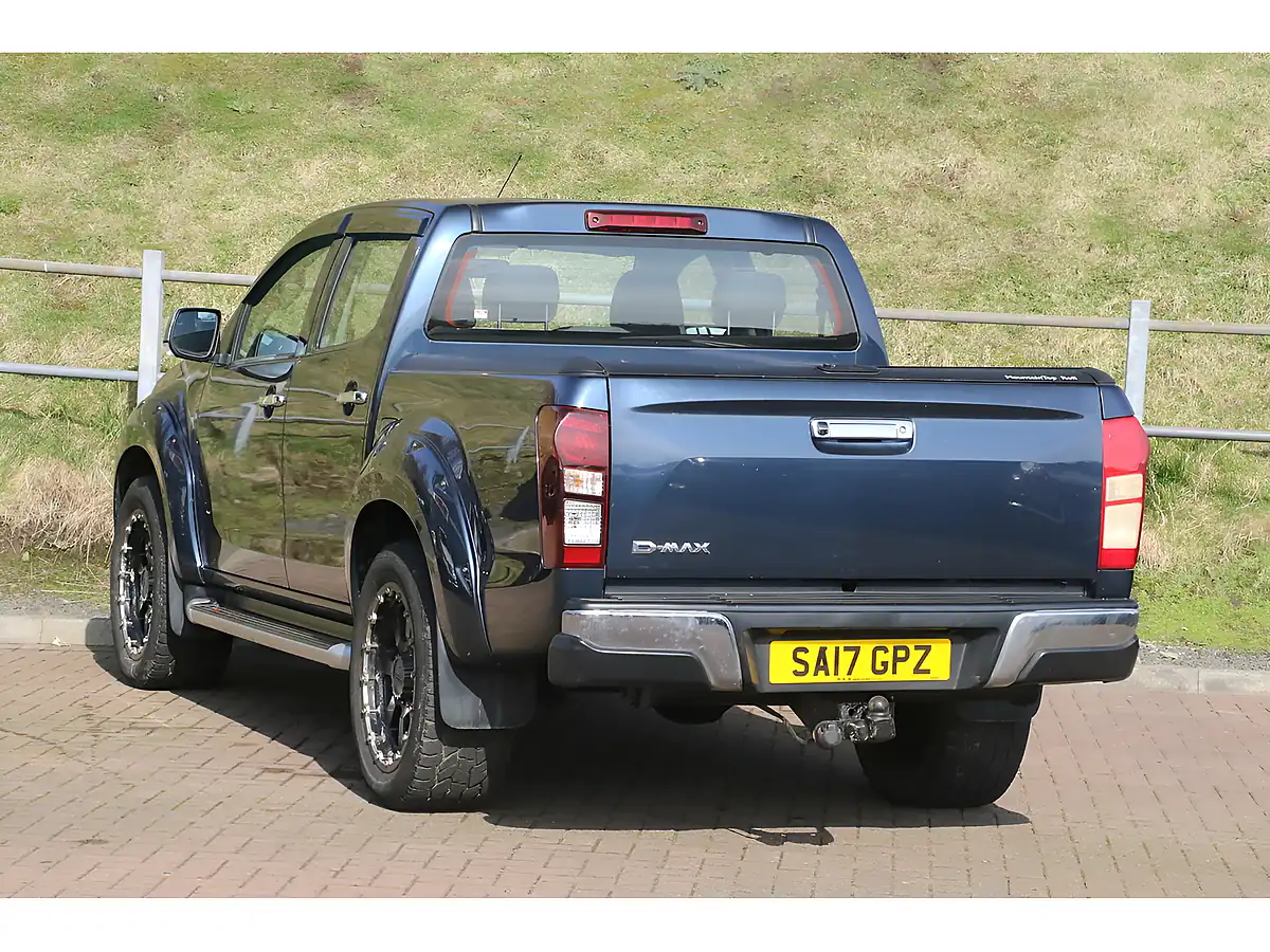 Used 2017 Isuzu D-Max Yukon Nautilus Blue - Interior and Exterior details 5