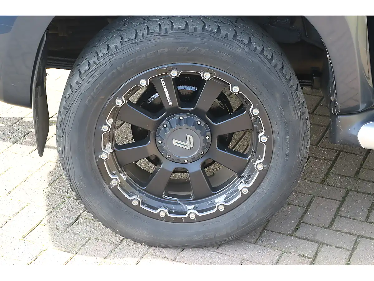 Used 2017 Isuzu D-Max Yukon Nautilus Blue - Interior and Exterior details 6