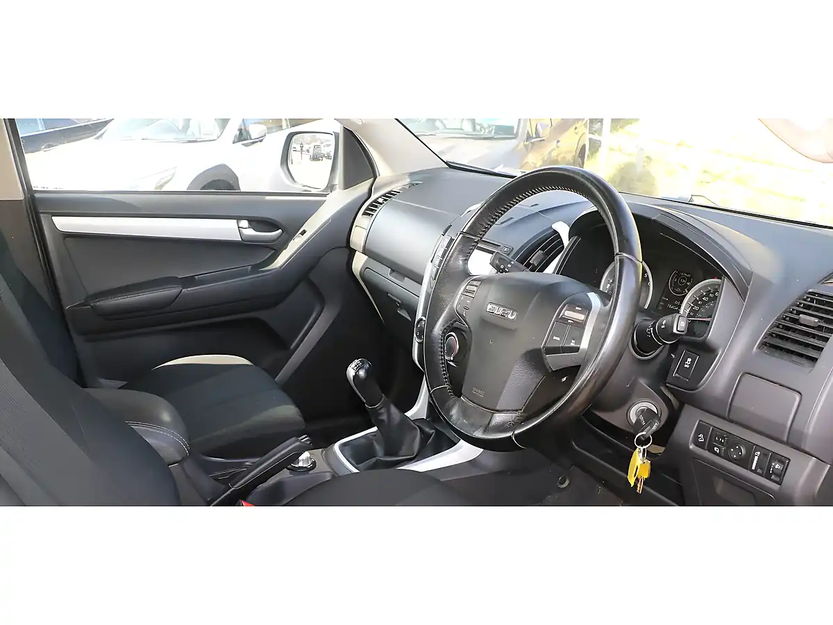 Used 2017 Isuzu D-Max Yukon Nautilus Blue - Interior and Exterior details 8
