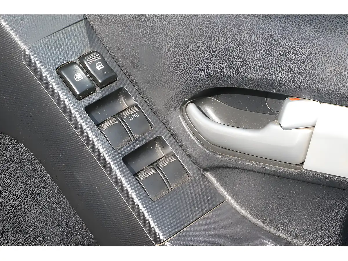 Used 2017 Isuzu D-Max Yukon Nautilus Blue - Interior and Exterior details 9
