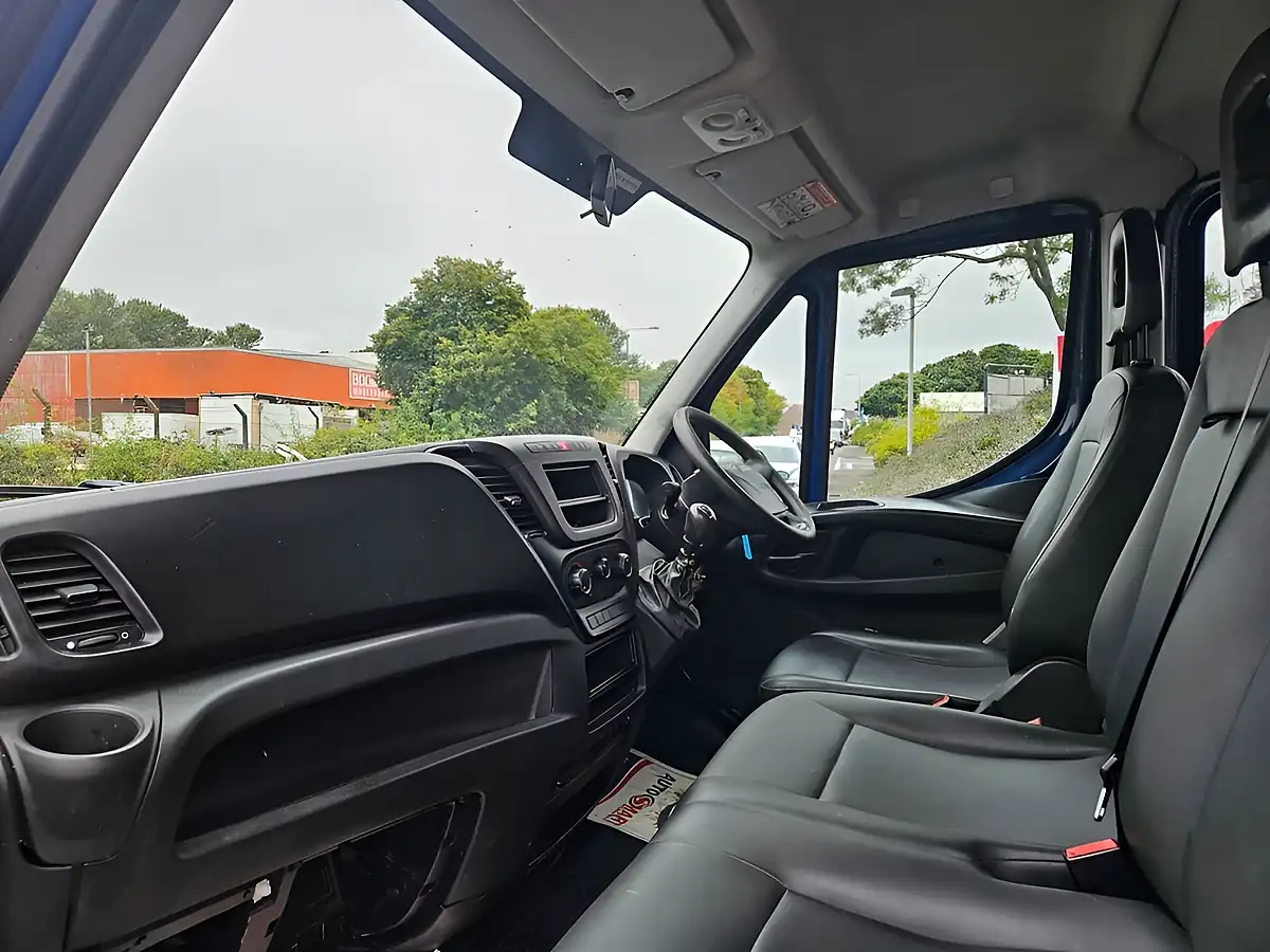 Used 2017 Iveco Daily Crew Cab Tipper Blue - Interior and Exterior details 11