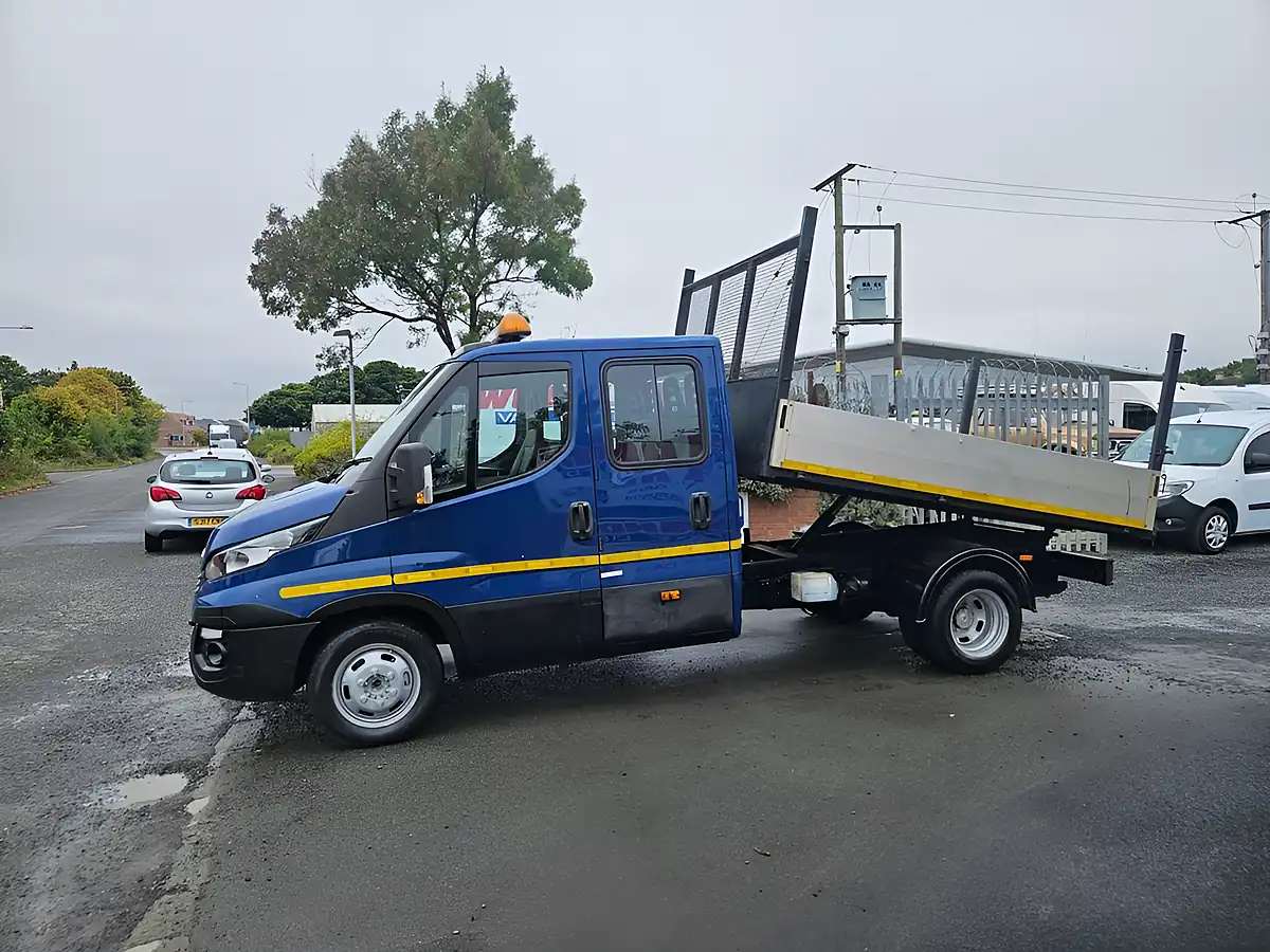Used 2017 Iveco Daily Crew Cab Tipper Blue - Interior and Exterior details 5