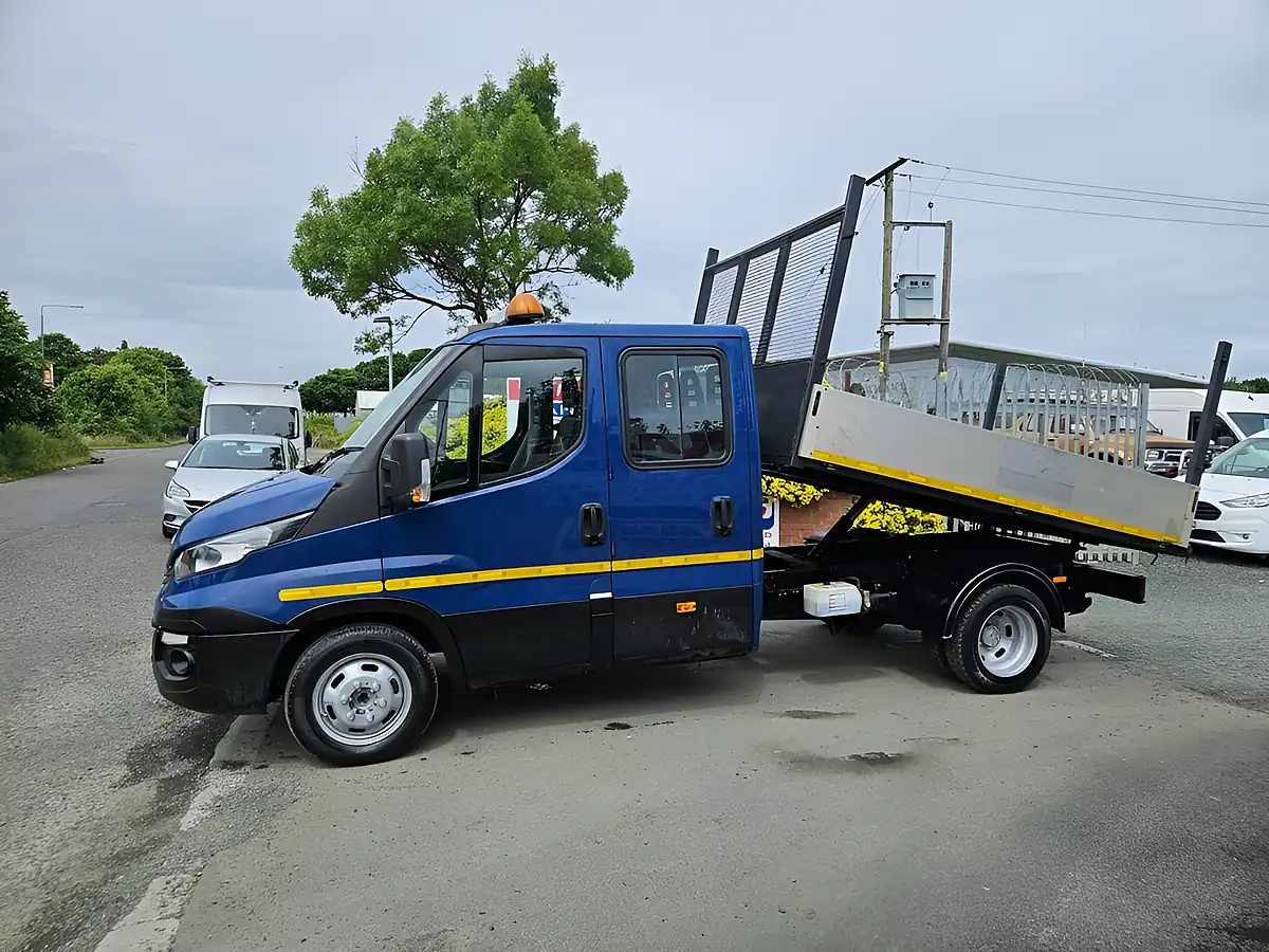 Used 2017 Iveco Daily Crew Cab Tipper Pickup Blue - Interior and Exterior details 5