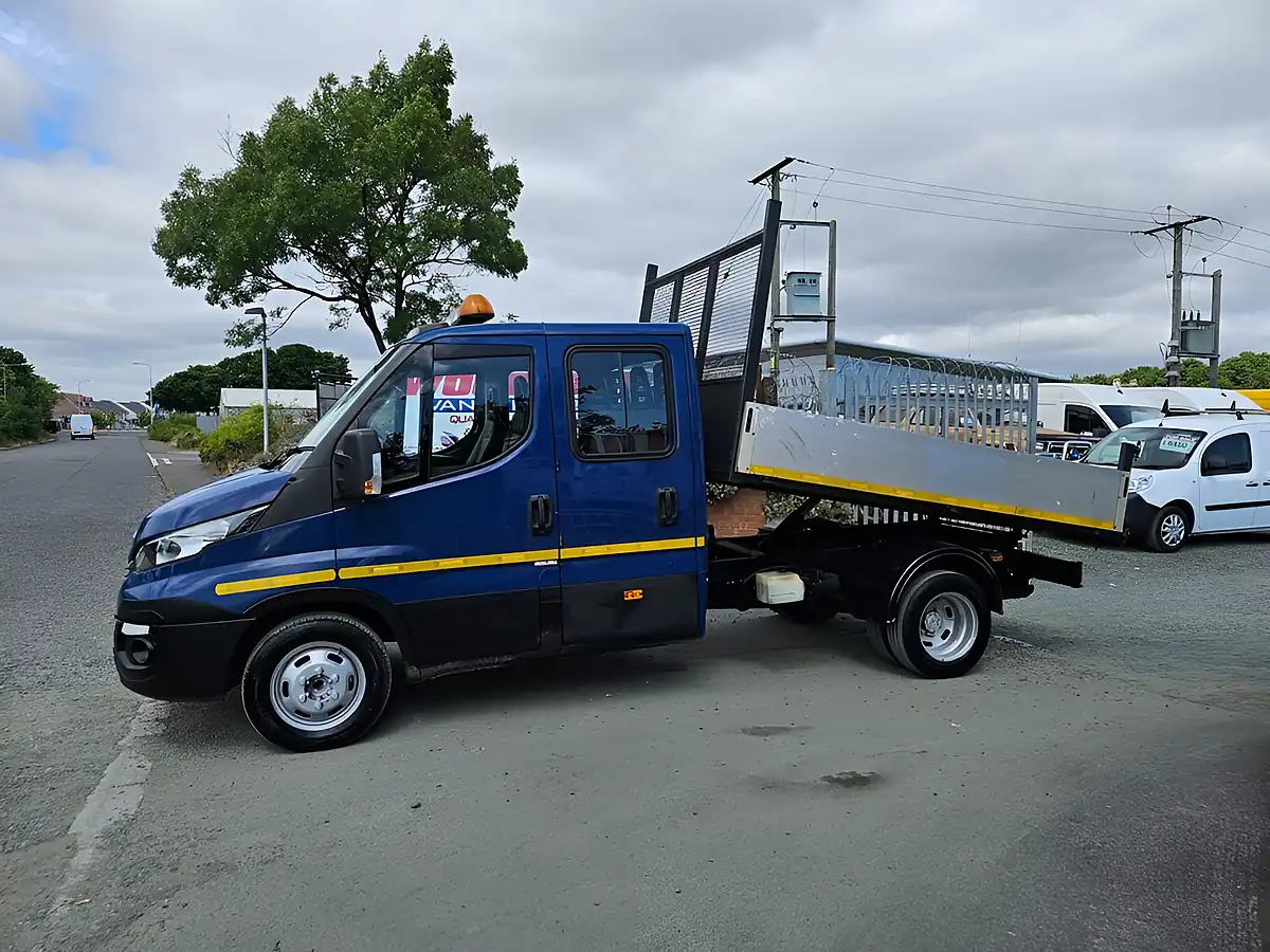 Used 2017 Iveco Daily Crew Cab Tipper Pickup Blue - Interior and Exterior details 5