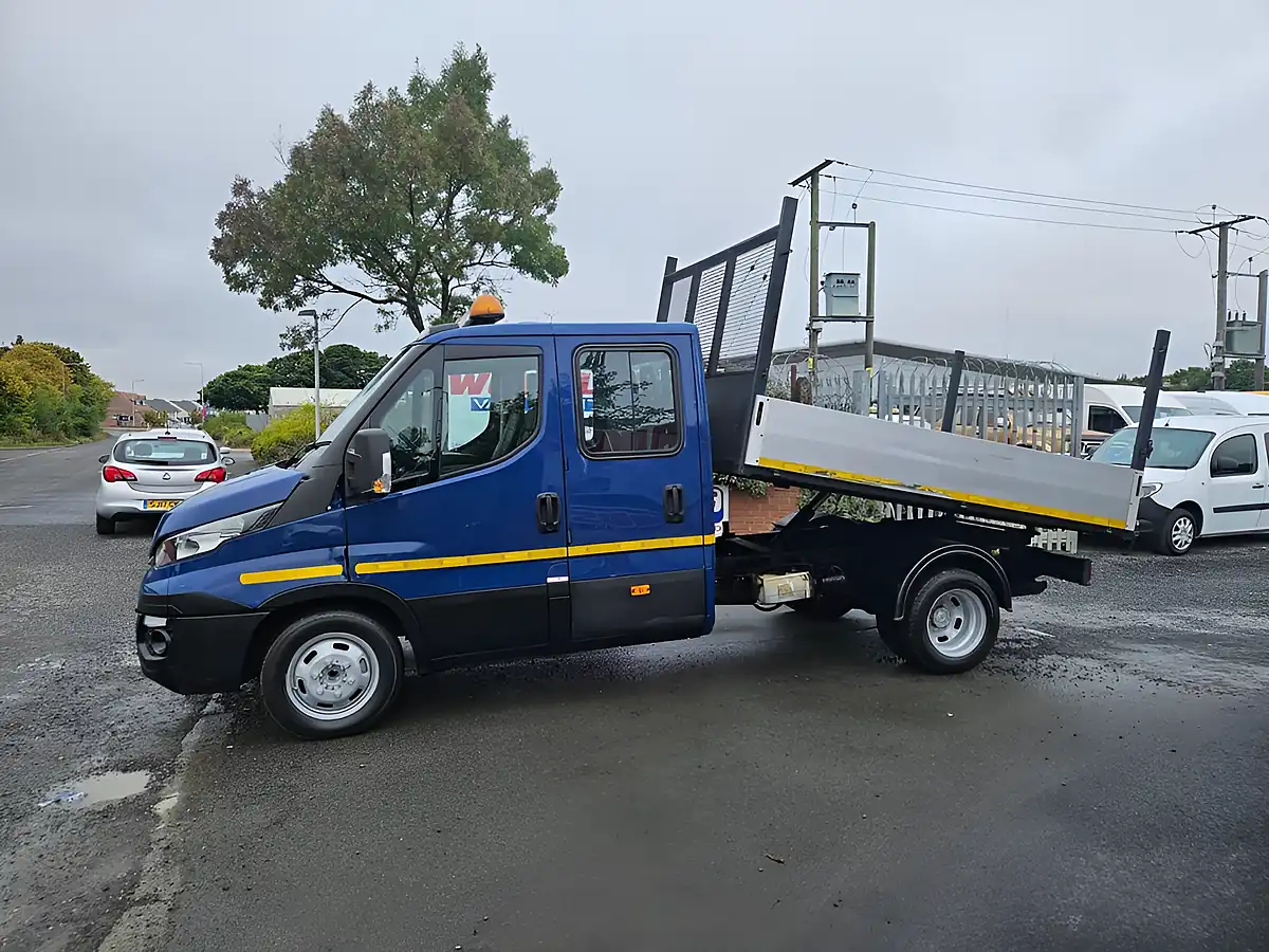 Used 2017 Iveco Daily Crew Cab Tipper Pickup Blue - Interior and Exterior details 5