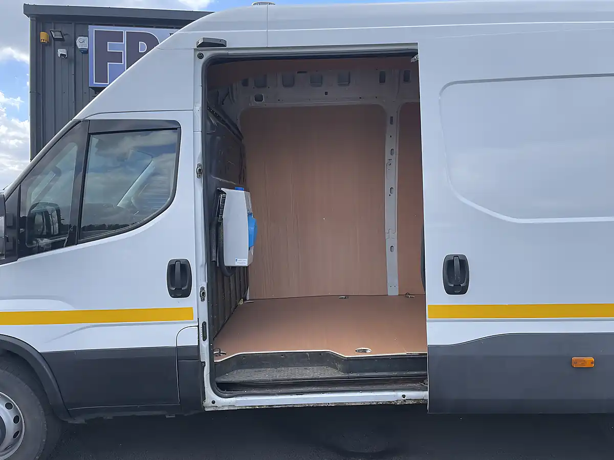 Used 2017 Iveco Daily Xlwb High Roof White - Interior and Exterior details 8