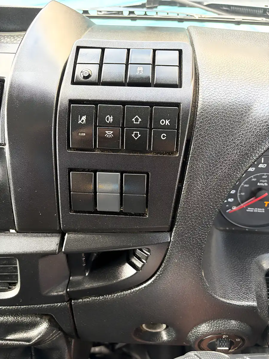 Used 2017 Iveco Eurocargo Tipper White - Interior and Exterior details 10