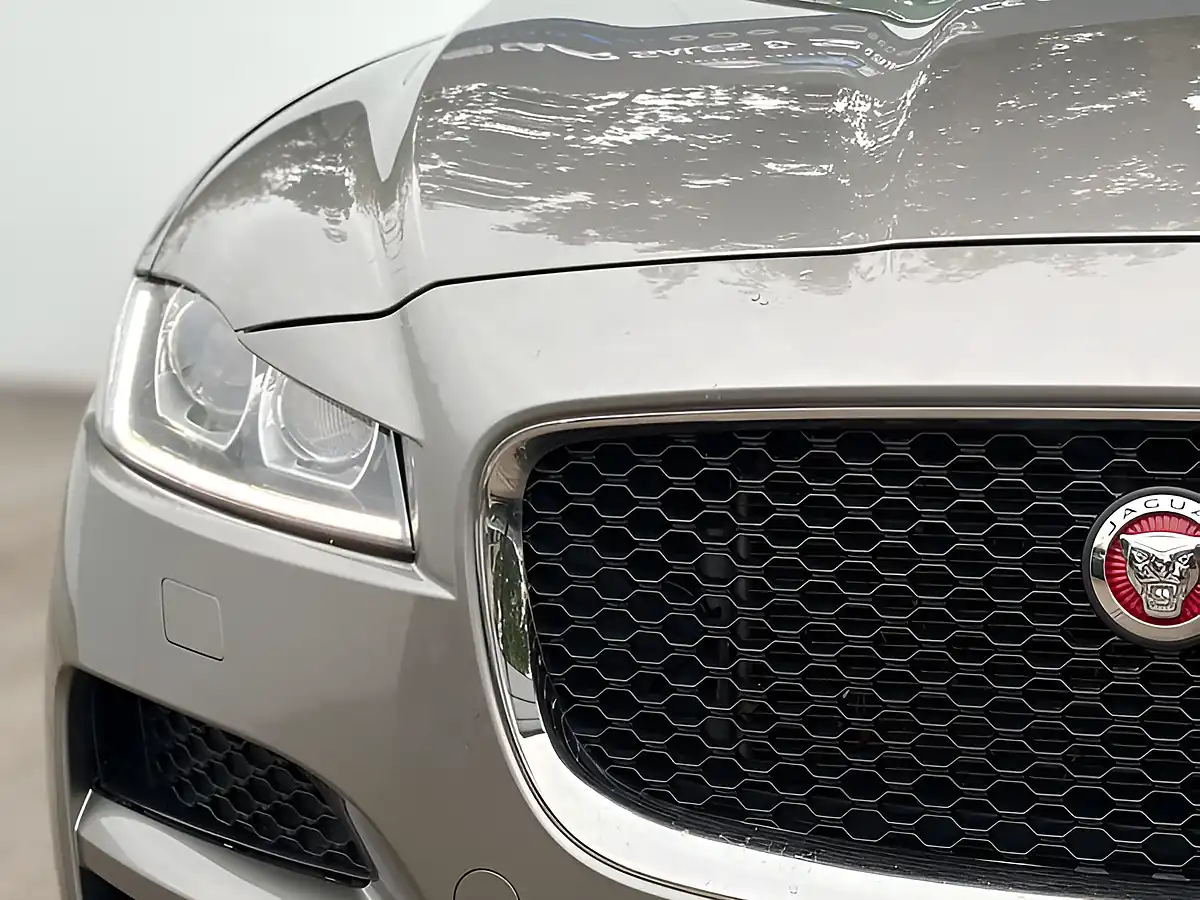 Used 2017 Jaguar F-Pace Portfolio Silicon Silver - Interior and Exterior details 14