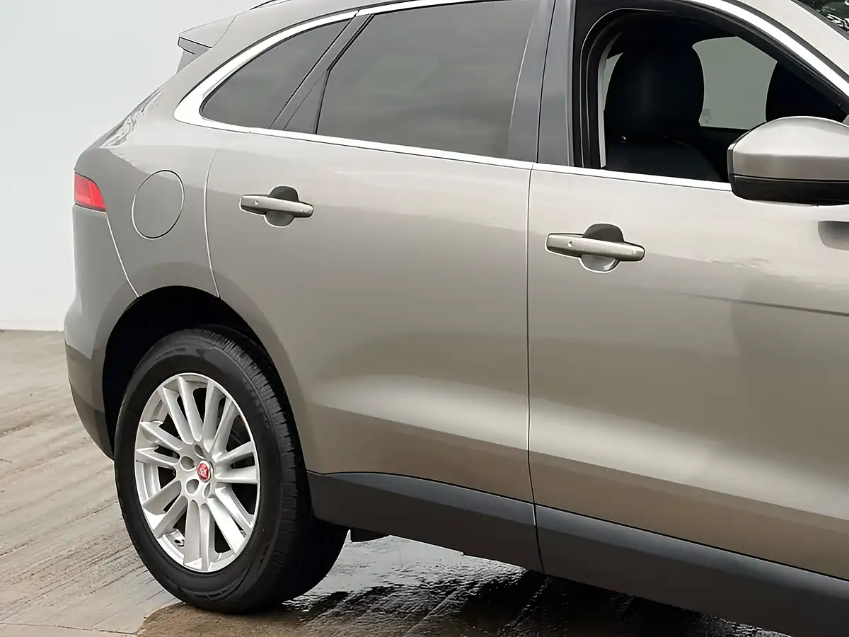 Used 2017 Jaguar F-Pace Portfolio Silicon Silver - Interior and Exterior details 6