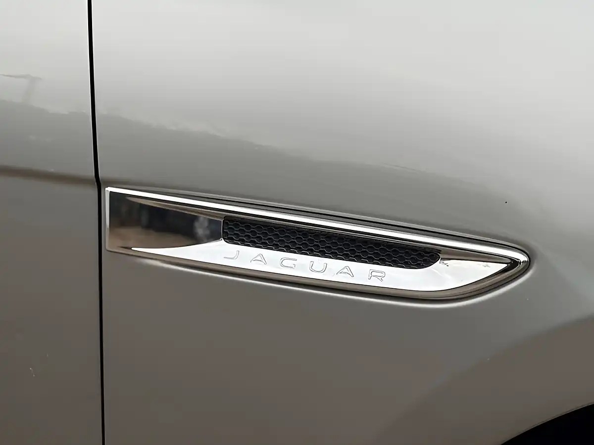Used 2017 Jaguar F-Pace Portfolio Silicon Silver - Interior and Exterior details 9
