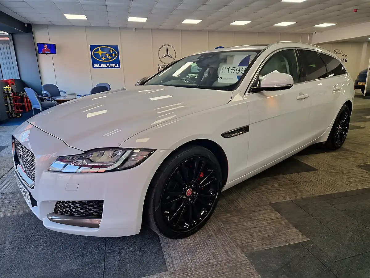Used 2017 Jaguar Xf Portfolio Sportbrake White - Front View