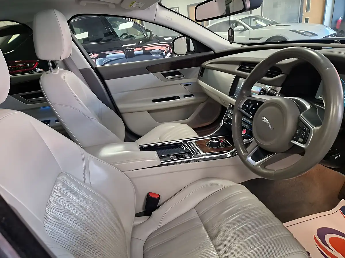 Used 2017 Jaguar Xf Portfolio Sportbrake White - Interior and Exterior details 15