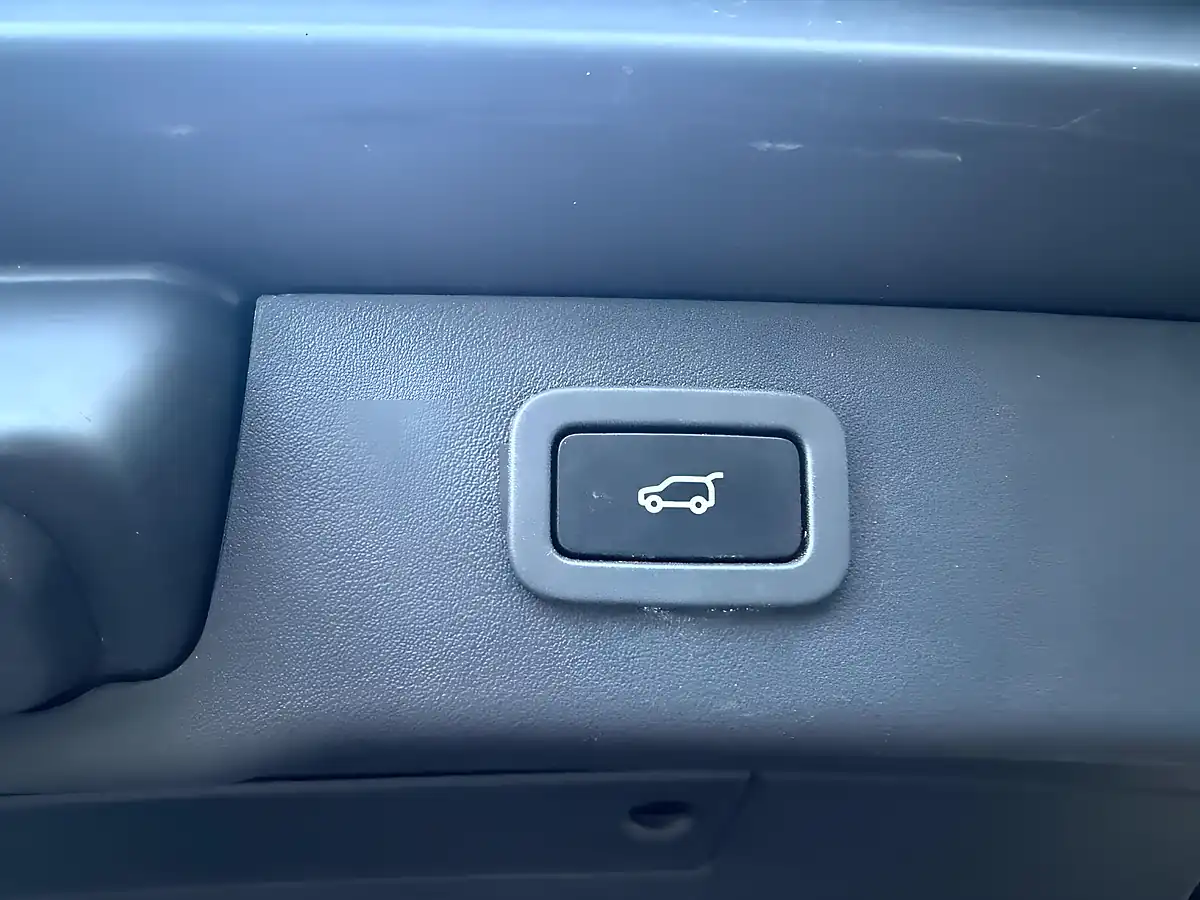 Used 2017 Jaguar Xf S Black - Interior and Exterior details 12