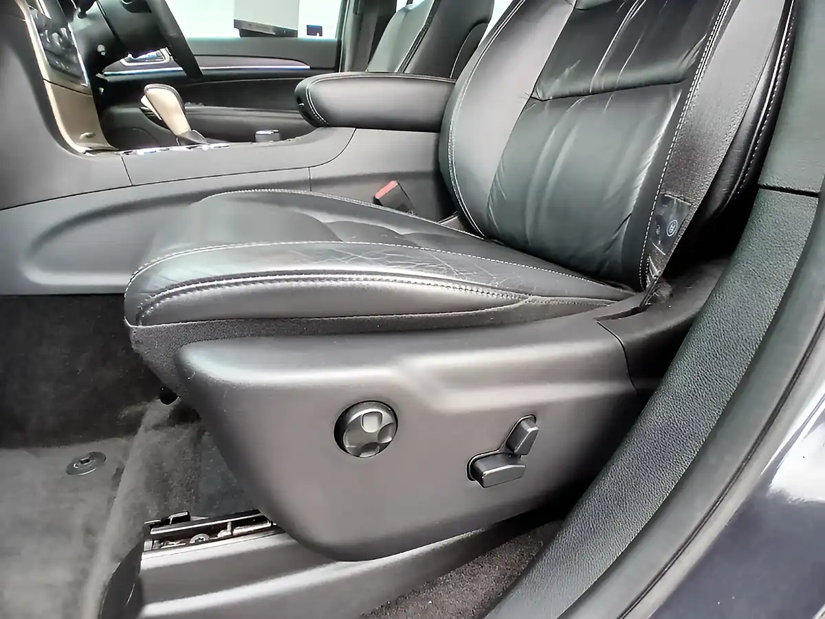 Used 2017 Jeep Grand Cherokee Limited Plus Grey - Interior and Exterior details 10