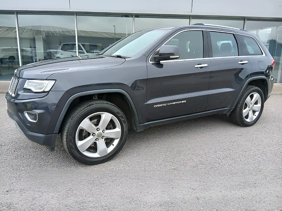 Used 2017 Jeep Grand Cherokee Limited Plus Grey - Interior and Exterior details 7