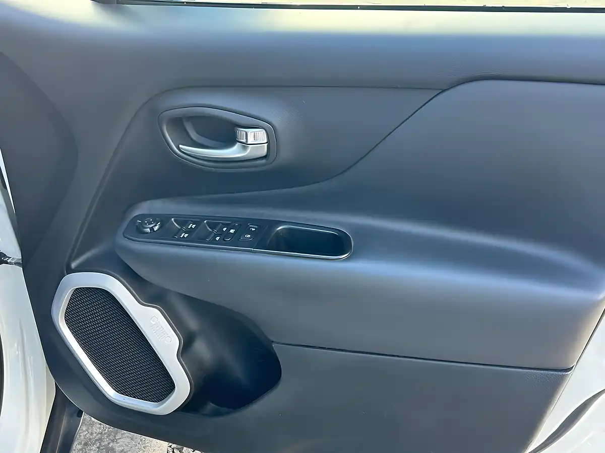 Used 2017 Jeep Renegade Limited White - Interior and Exterior details 7